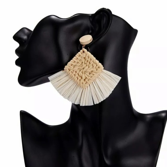 NEW TASSEL FRINGE STRAW DROP EARRINGS - Picture 1 of 5